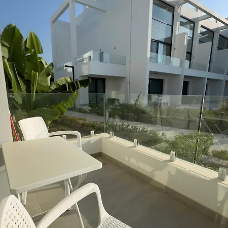 Serene And Tastefully Furnished In Cove Garden 아파트 Kharcha