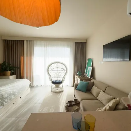 Serene And Tastefully Furnished In Cove Garden Apartment
